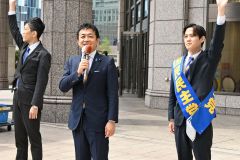 街頭演説を行う玉木代表