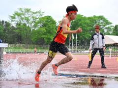【男子３０００メートル障害決勝】９分２５秒５８の大会新で優勝した梅津雄飛（白樺学園）
