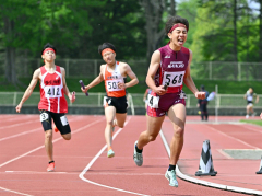 【男子１６００メートルリレー決勝】帯三条の最終走者・澤山礼慈（右）はトップでゴールしガッツポーズする