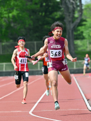 【男子１６００メートルリレー】帯三条の最終走者・澤山礼慈（右）は他選手の追走を退けガッツポーズでゴール