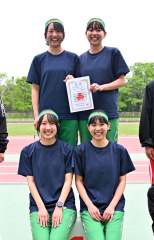 【女子１６００メートルリレー】優勝した帯南商の（右下から時計回りに）槙杏奈、狩野未羽、米田紗羽、槙涼奈
