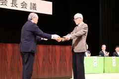 小野町長（左）から表彰状を受ける柴田さん（右）