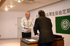 　本別地方食品衛生協会長表彰を受ける堂田氏
