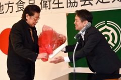 会長を１５期３０年務めた市原氏（左）に花束が贈られた