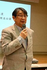あいさつする新会長に選任された栗原氏
