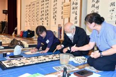 講師（中央）の助言に真剣に耳を傾ける参加者
