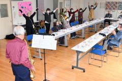 サックスの音色に合わせて踊りを踊る参加者ら