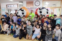 人権イメージキャラクターを囲み、花を大切に育てる決意を示す児童ら