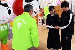 目録を受け取った（右から）紺野さんと川股さん
