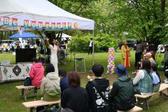 伸びのある美しい歌声を披露するトランスジェンダー女性で歌手のさくみさん