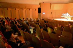 会場で配布されたアイマスクを着用し鑑賞する観客ら