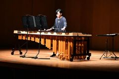 マリンバの心地よい音色を奏でる左藤さん