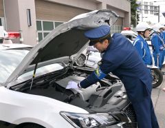 車両点検を行う箱﨑隊長