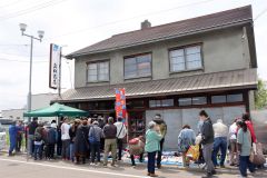 多くの来店客でにぎわった真柳商店