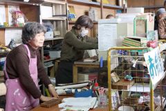 来店客をもてなすため店頭に達真柳さん（左）