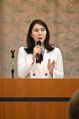 あいさつする本部長の石川氏