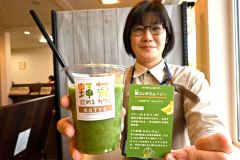 管理栄養士考案のスムージー飲んで　まつもと薬局内のカフェで