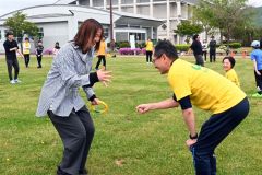 じゃんけんリレーで勝負する井上町長と永原さん（左）