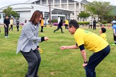 じゃんけんリレーで勝負する井上町長と永原さん（左）