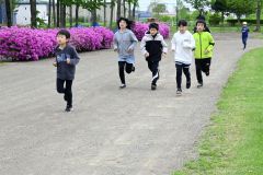 「５分間走」に挑戦する子どもたち