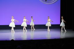 「『マルコ・スパーダ』より貴族の踊り」を披露する生徒ら