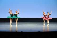 「『海賊』“華やぎの園”よりソリスト達の踊り」を披露する生徒ら