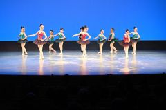 「Ｔｉｃｏ　Ｔｉｃｏ」を披露する生徒ら