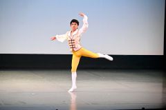 「『ナポリ』より男性ソリストのバリエーション」を披露する生徒の伊勢大朗さん