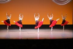 「『エスメラルダ』よりカスタネットの踊り」を披露する生徒ら