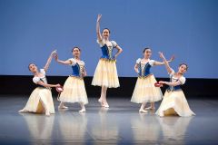 「Ｔａｒａｎｔｅｌｌａ」を披露する生徒ら