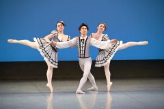 「葦笛の踊り」を披露する福田さん（中央）と生徒ら