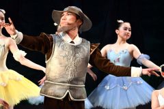 「ドン・キホーテいる第二幕“夢の場”」でドン・キホーテ役を務める野崎哲也さん（中央）