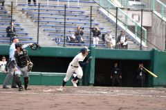 【１回戦・知内―北照】先攻の北照先頭打者の石垣匠（士幌中央出）は今大会の開幕を告げる初打席に立った