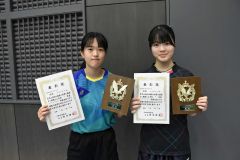 高校女子の部優勝の（左から）堀越結月・束原侑夏組（帯南商）