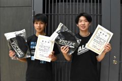 高校男子の部優勝の（左から）佐久間祐宇・大坂慶二朗組（帯三条）