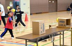 段ボール目がけてボールを投げる子どもたち