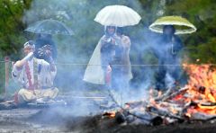 火渡りで無病息災願う　剣山麓　煩悩焼き尽くす　清水で火まつり 3