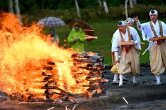火渡りで無病息災願う　剣山麓　煩悩焼き尽くす　清水で火まつり 5