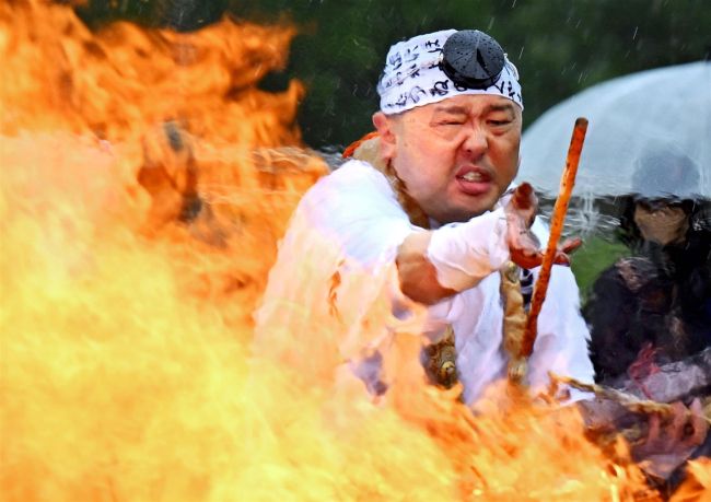 煩悩焼き尽くす、清水剣山の麓で火まつり　無病息災願う