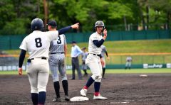 【１回戦・知内―北照】八回表、先頭打者の石垣匠（右、士幌中央中出）は左中間に鋭い当たりを放ち、左前打で出塁した