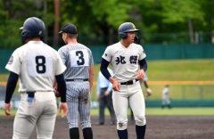 【１回戦・知内―北照】八回表、先頭打者の石垣匠（右、士幌中央中出）は左中間に鋭い当たりを放ち、左前打で出塁した