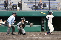【１回戦・知内―北照】八回表、先頭打者の石垣匠（士幌中央中出）は左中間に鋭い当たりを放ち、左前打で出塁した