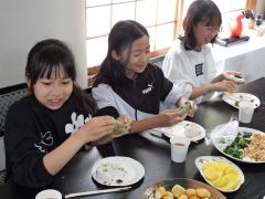 あんを包む子どもたち