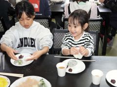 あんを包む子どもたち