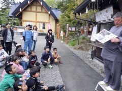 餅の文化を紹介した背古宮司（右）


