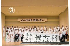 せせらぎ合唱団の65周年記念公演に参加した高橋さん(家族提供、前列左から3人目)