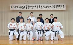 男子団体形・組手優勝の帯農（前列左は女子個人戦形・組手優勝の千葉）