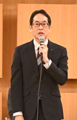 あいさつする野口局長