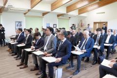 感謝状を受け取った企業の関係者ら
