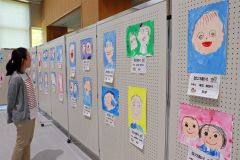 お父さんやお母さんの特長を捉えた似顔絵が並ぶ作品展